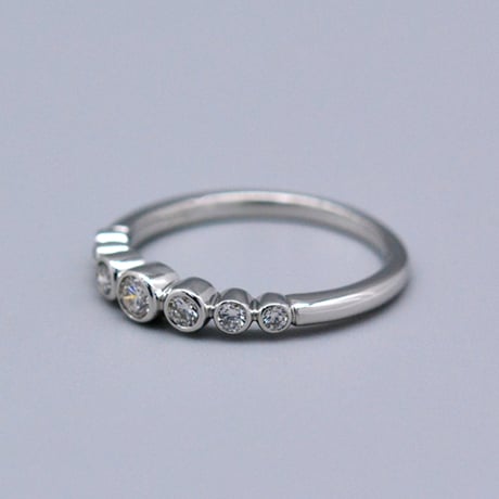【Pt950】グラジュアリー スモールダイヤモンドリング