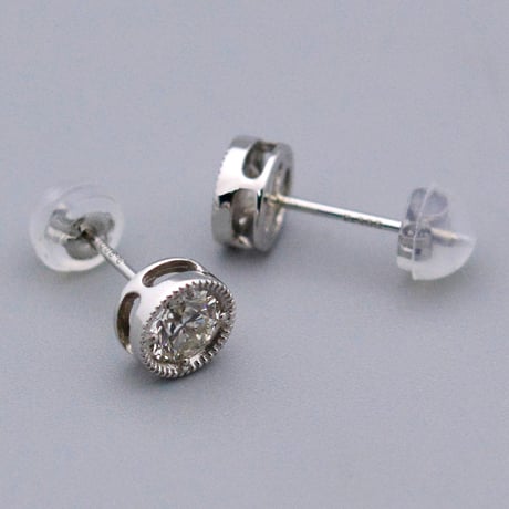 【Pt900】クラシックソリティアダイヤモンドピアス〈0.6ct〉