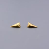 【K18YG】トライアングルスタッズピアス