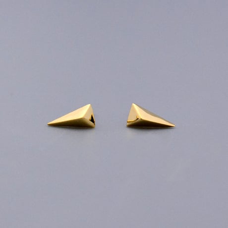 【K18YG】トライアングルスタッズピアス