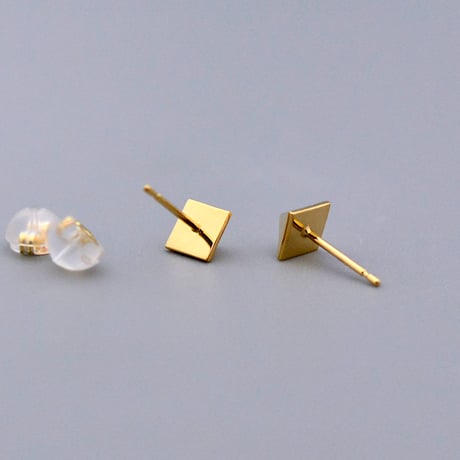 【K18YG】スクエアスタッズピアス