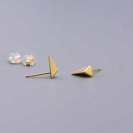 【K18YG】トライアングルスタッズピアス