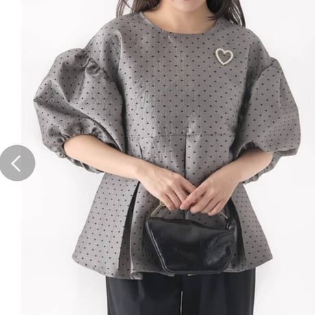 バックリボンブローチ付ボリューム袖ドットプルオーバー
