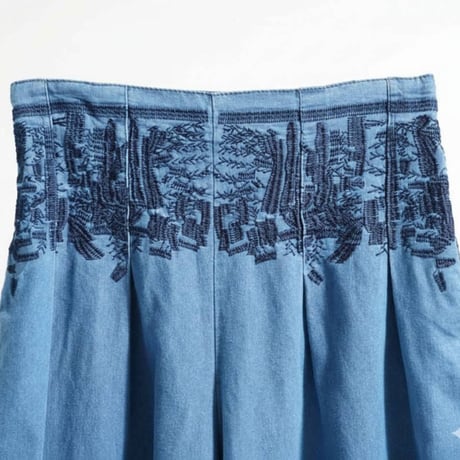 タックフレアー　刺繍デニムパンツ