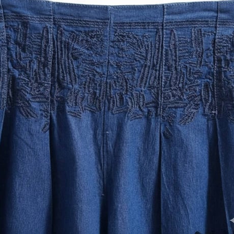 タックフレアー　刺繍デニムパンツ