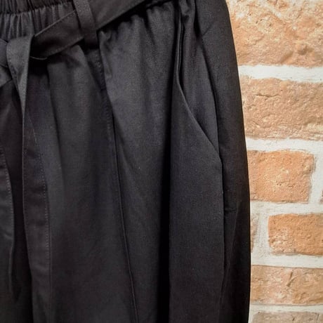 [リヨセル]ワイドカーブパンツ、柔らかい履き心地 13.995円　30%オフ 9.796円