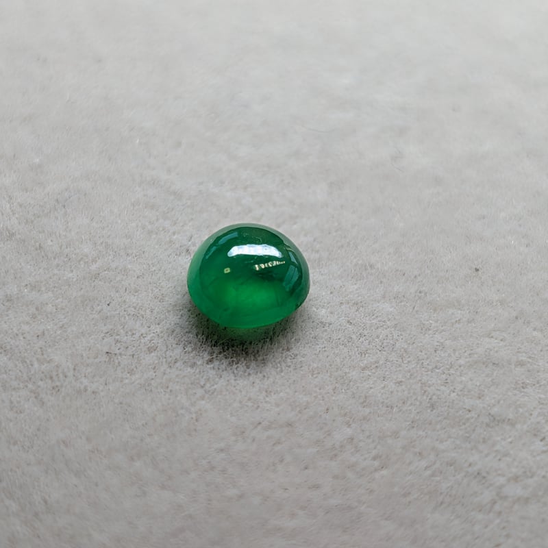 ミャンマー産 翡翠 0.732ct 5.4mm カボションカット ルース ビルマ翡翠