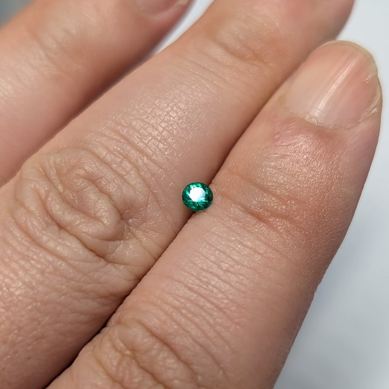 濃い色 エメラルド 0.12ct 3.34mm ラウンドカットルース | 鈴木屋byJOA