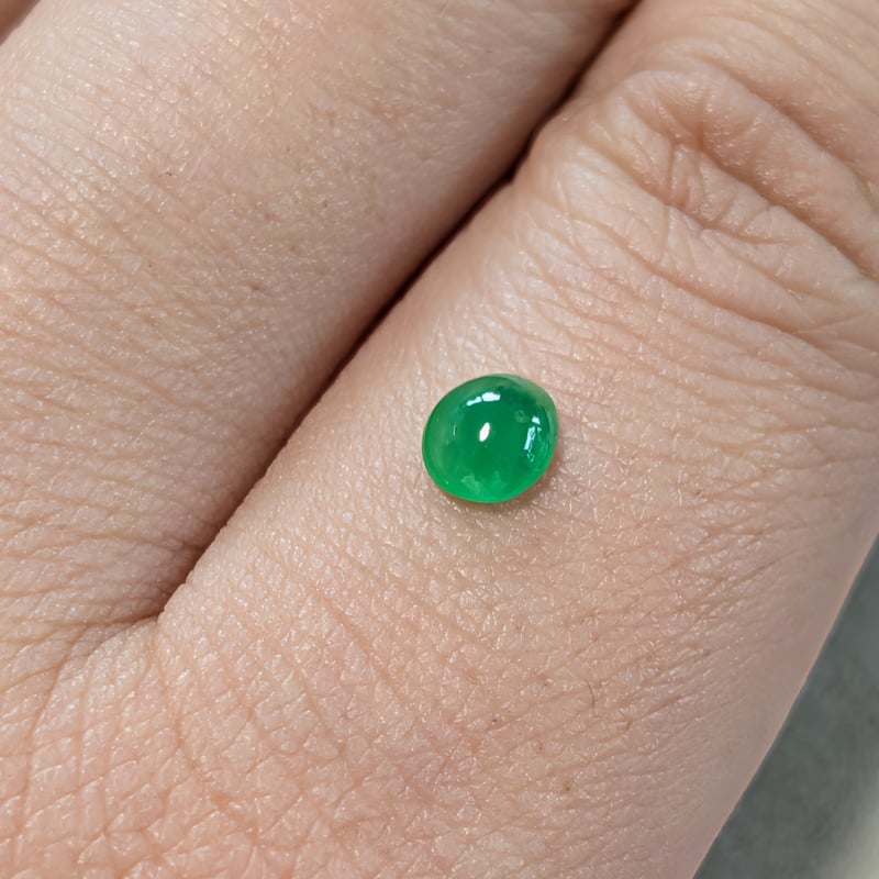 美発色！】ミャンマー産 翡翠 0.610ct 5.63×4.99mm オーバル