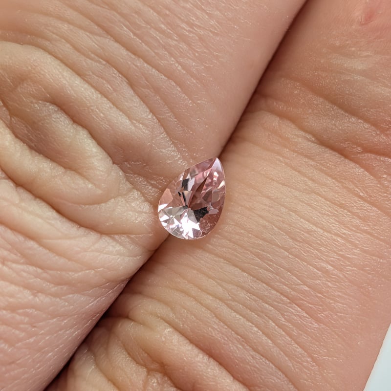 モルガナイト 0.39ct 5.98×4.11mm ペアシェイプ カット ルース | 鈴木