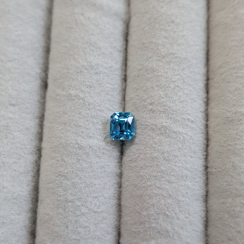 ブルージルコン 0.81ct 4.79×4.25mm オクタゴン ルース | 鈴木屋byJOA