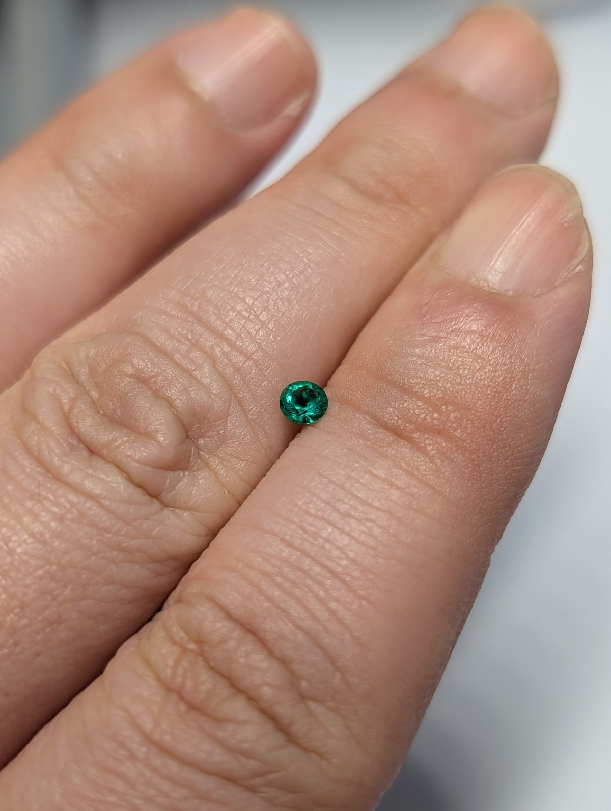 濃い色 エメラルド 0.12ct 3.34mm ラウンドカットルース | 鈴木屋byJOA