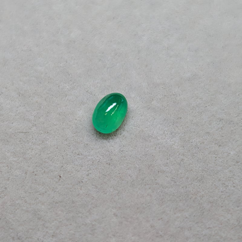 【陽緑】ミャンマー産本翡翠のルース② ミャンマー産 翡翠 0.324ct 5.2×3.5mm オーバル カボションカット