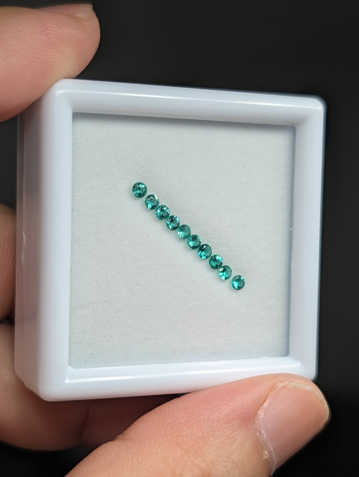 エメラルド 0.275ct 2.0mm×10pcsセット ルース | 鈴木屋byJOA STORE