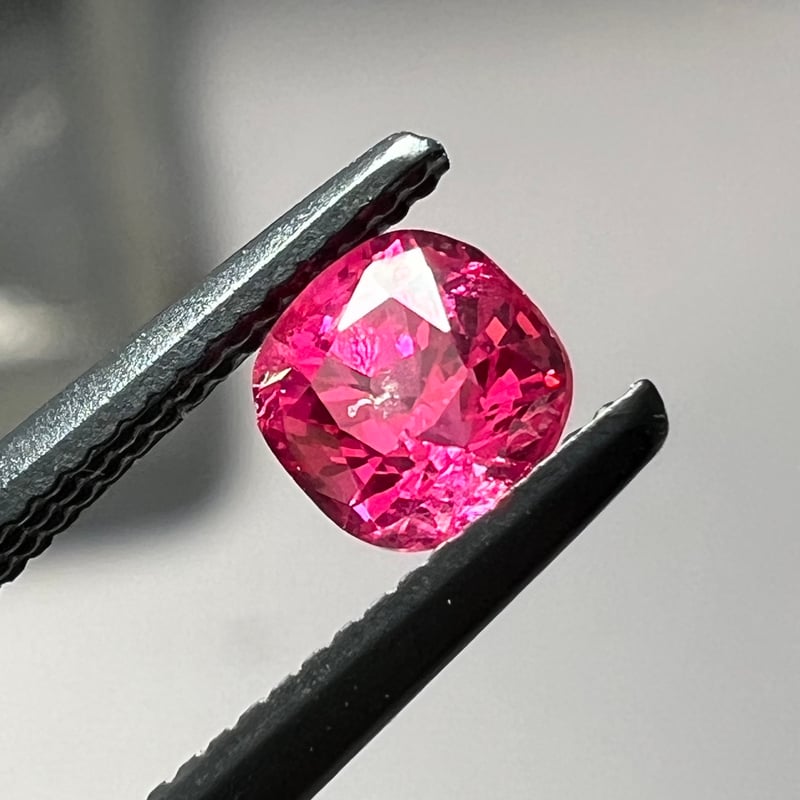 ネオン ピンク スピネル 0.32ct 3.67x3.67mm クッション カット
