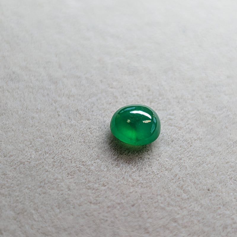 ミャンマー産 翡翠 0.732ct 5.4mm カボションカット ルース ビルマ翡翠