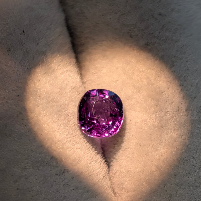 ベキリー ブルー カラーチェンジ ガーネット 0.78ct 5.00×4.60mm