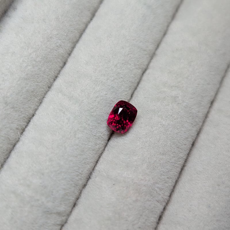 ホットレッドスピネル 1.08ct 5.98×4.75mm クッションカット ルース