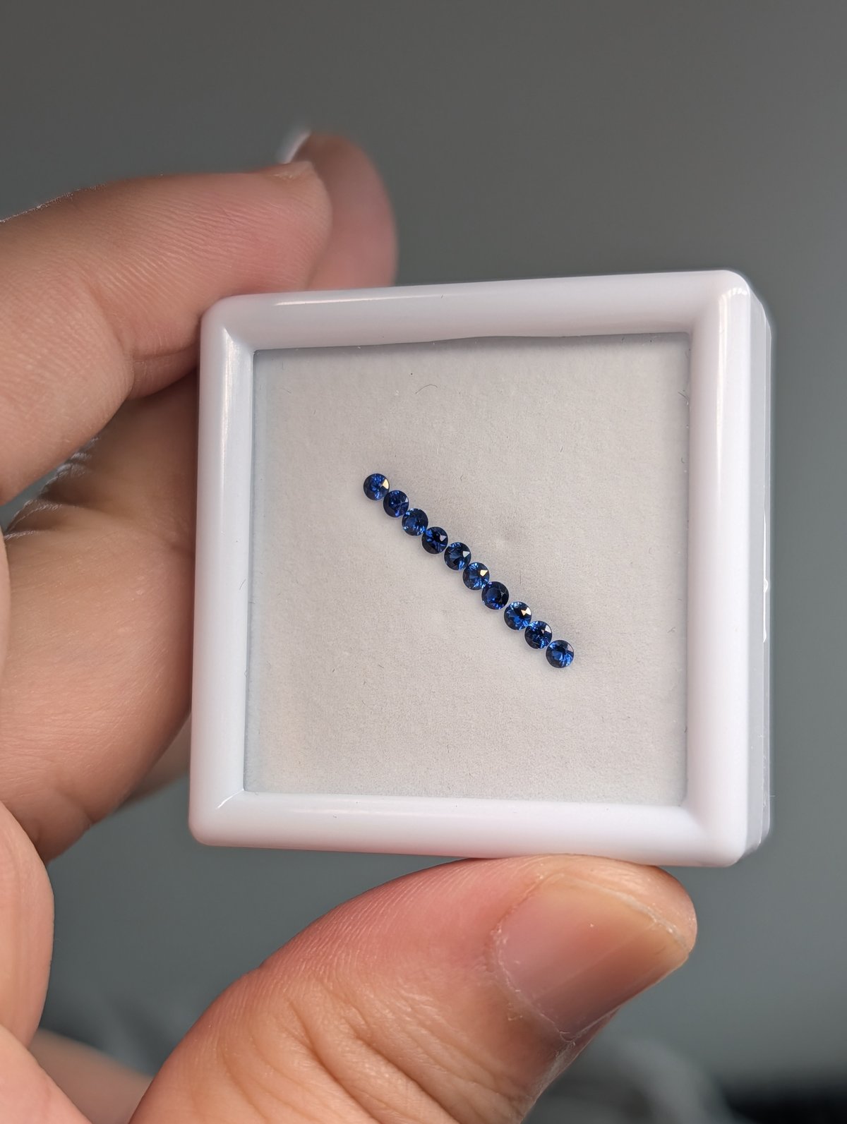 サファイア(ディープブルー) 0.387ct 2.0mm×10pcsセット ルース | 鈴木