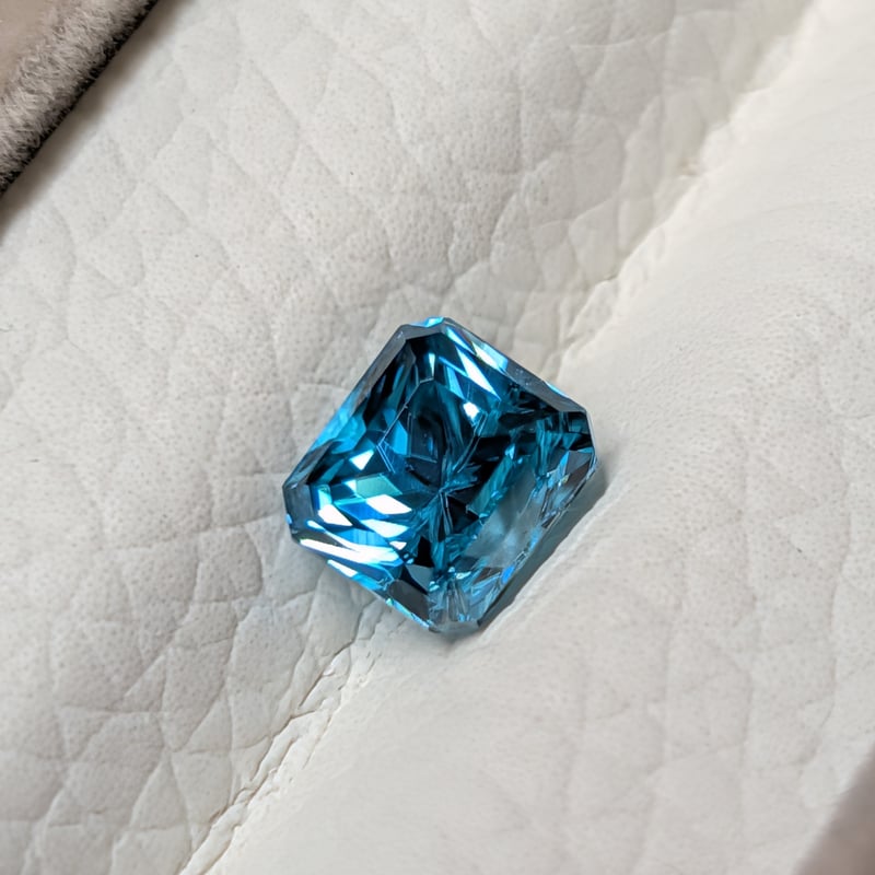 ブルー ジルコン 2.23ct 6.31×5.65mm オクタゴンカット ルース | 鈴木