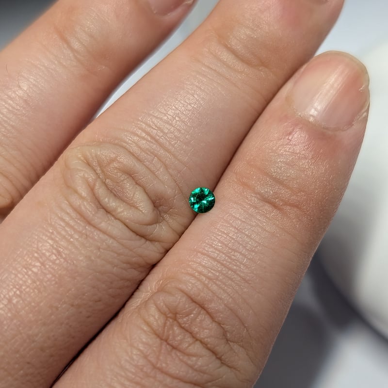 濃い色 エメラルド 0.13ct 3.37mm ラウンドカットルース | 鈴木屋byJOA