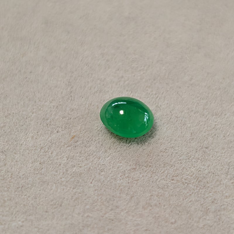 美発色！】ミャンマー産 翡翠 0.610ct 5.63×4.99mm オーバル
