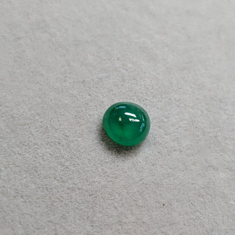 【陽緑】ミャンマー産本翡翠のルース② ミャンマー産 翡翠 0.732ct 5.4mm カボションカット ルース ビルマ翡翠