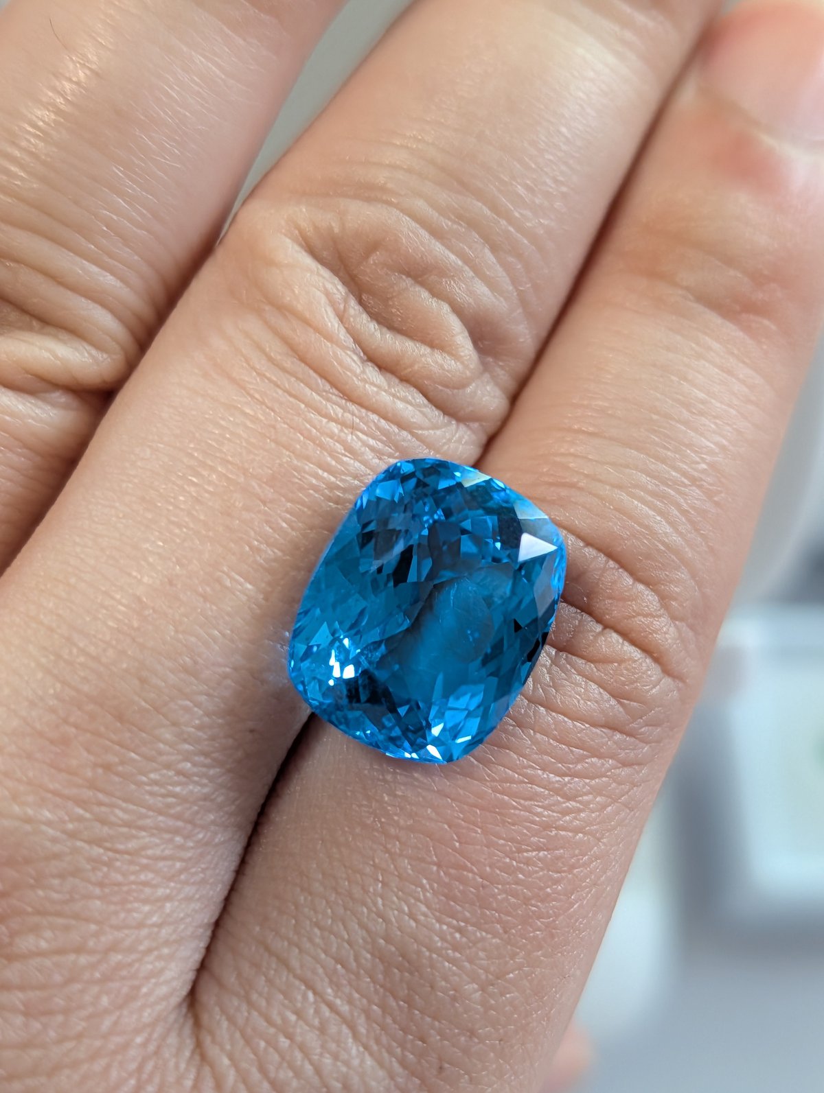 スイスブルートパーズ 17.07ct 15.57×12.83mm クッションカット ルース
