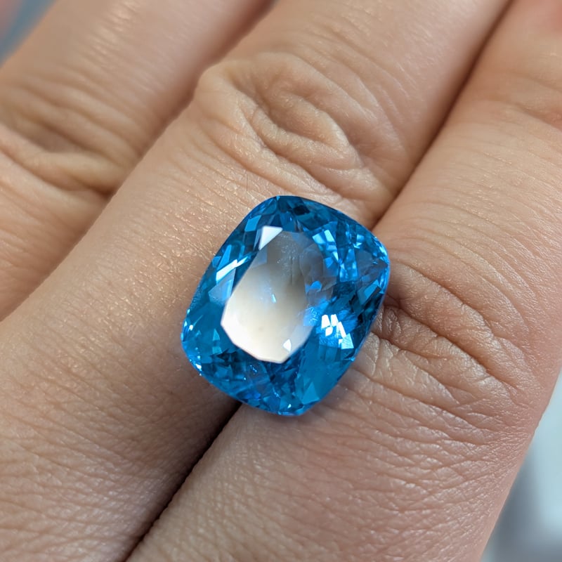 スイスブルートパーズ 17.07ct 15.57×12.83mm クッションカット ルース