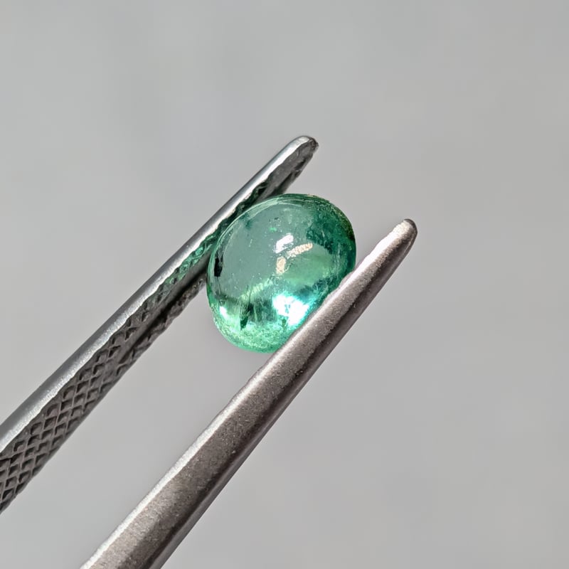 エメラルド 0.89ct 5.97×5.47mm オーバル ダブルカボション（両面