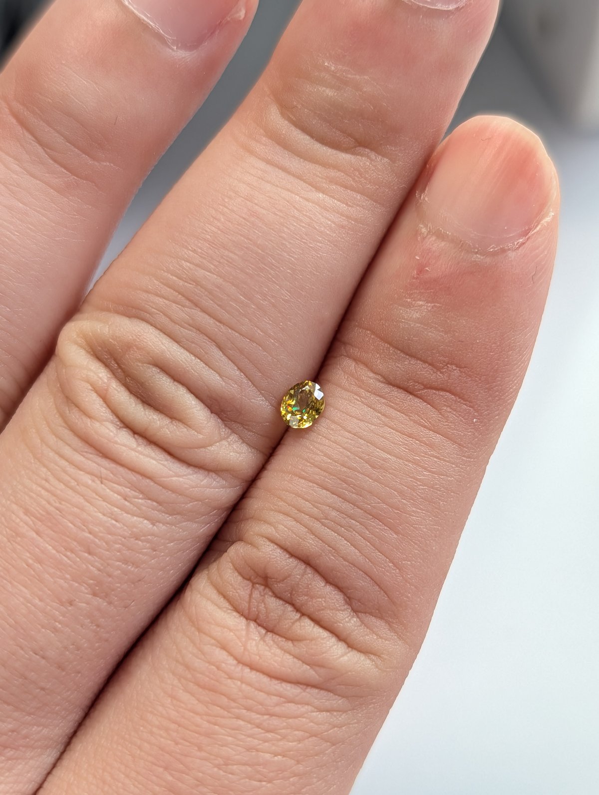 スフェーン 0.24ct 4.04×3.35mm オーバル カット ルース | 鈴木屋byJO