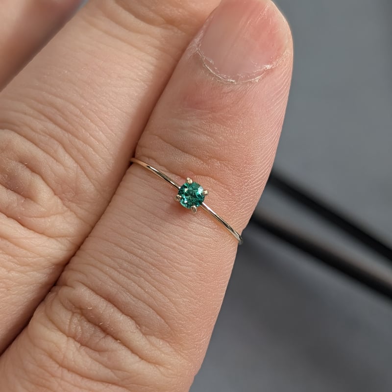 エメラルドの高貴な濃緑のかがやきが上品なデザインリング　K10YG　サイズ9号 超華奢リング K10 9号 エメラルド 3mm ※サイズ直し不可 | 鈴木屋byJOA