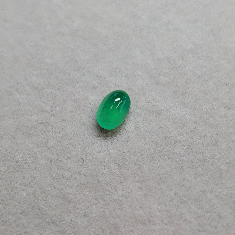 ミャンマー産 翡翠 0.324ct 5.2×3.5mm オーバル カボションカット