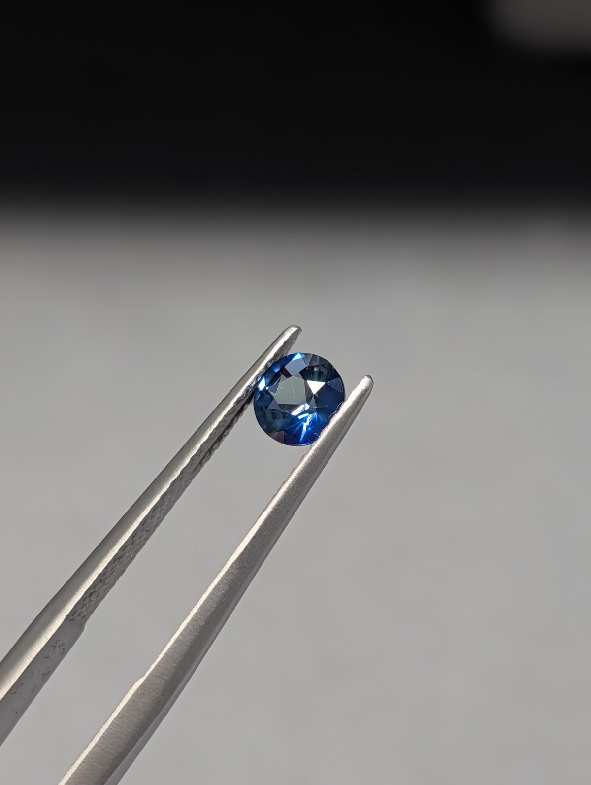 バイカラーサファイア 0.70ct 5.14mm ラウンドカットルース | 鈴木屋
