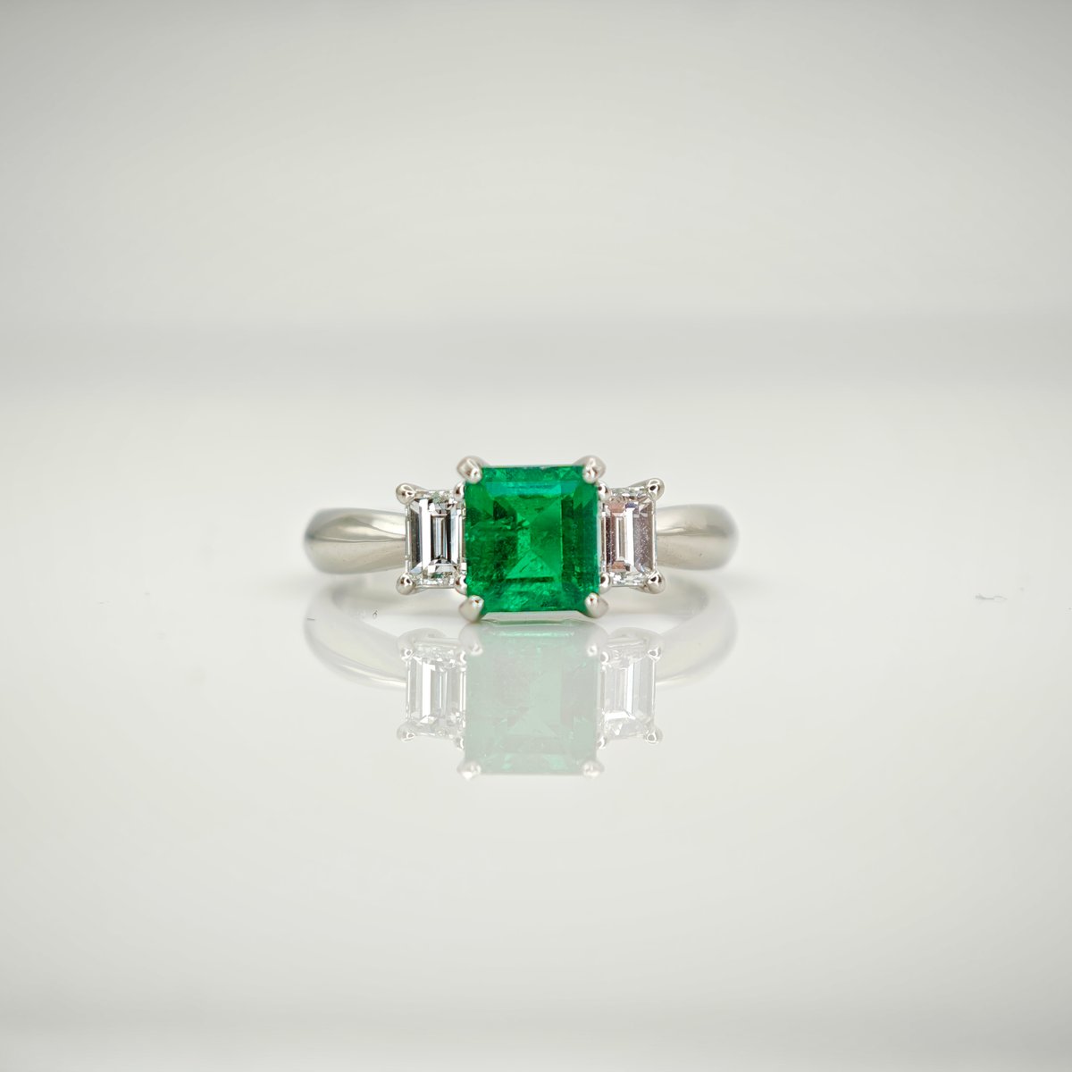 0.89 エメラルド リング 極上カラー】【日独鑑別書】PT900 エメラルド 0.89ct 0.40ct リング 11