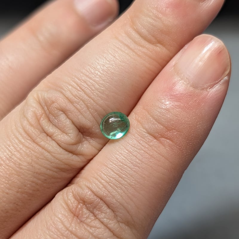 エメラルド 0.89ct 5.97×5.47mm オーバル ダブルカボション（両面