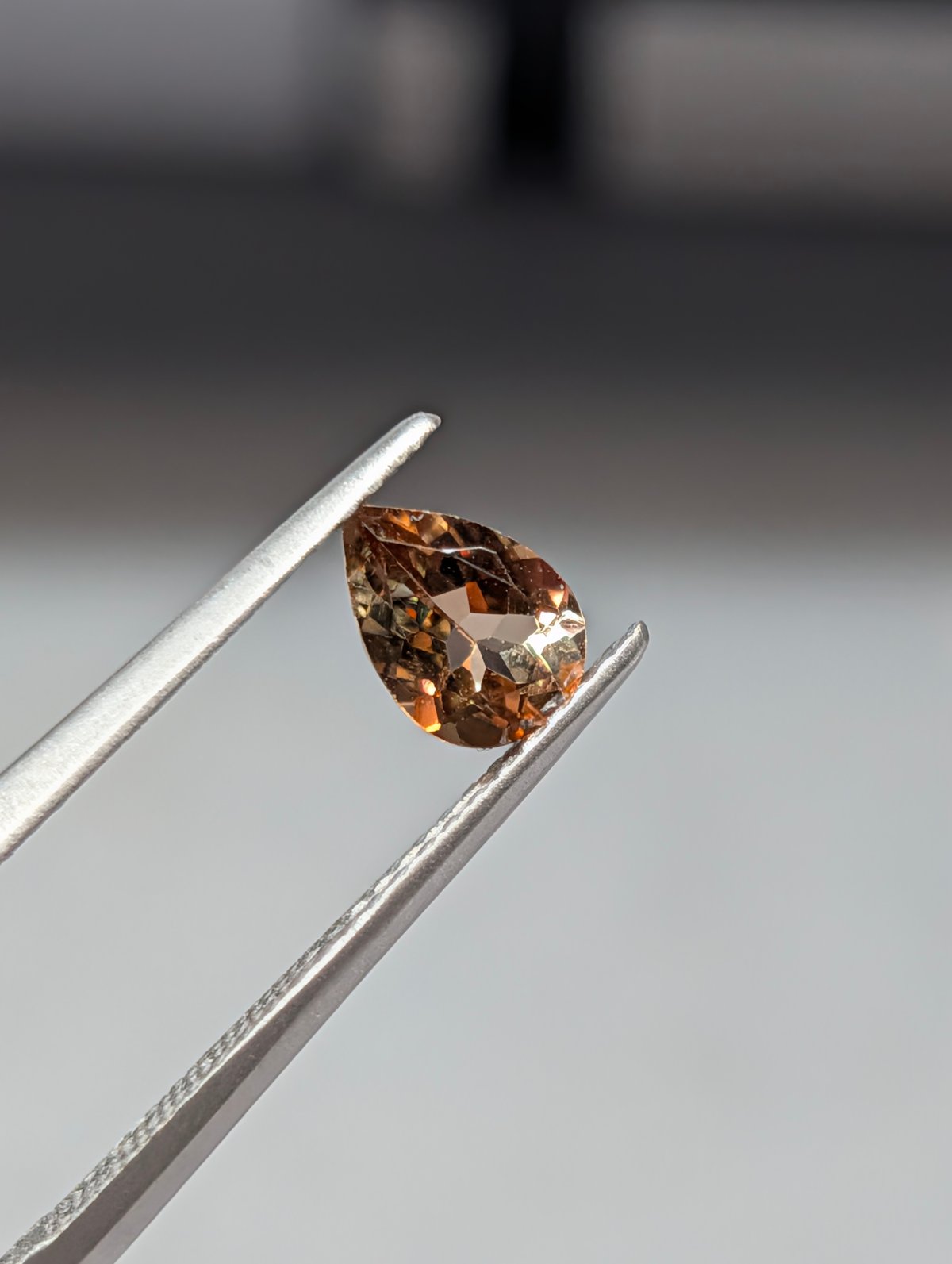 アンダリュサイト 0.68ct 7.0×4.8mm ペアシェイプカットルース