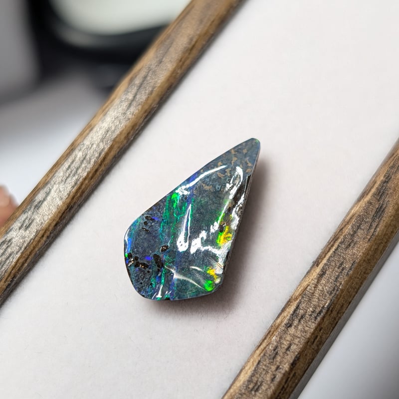 ボルダー オパール 5.59ct 21.6×11.5mm 変形カット ルース | 鈴木屋byJ