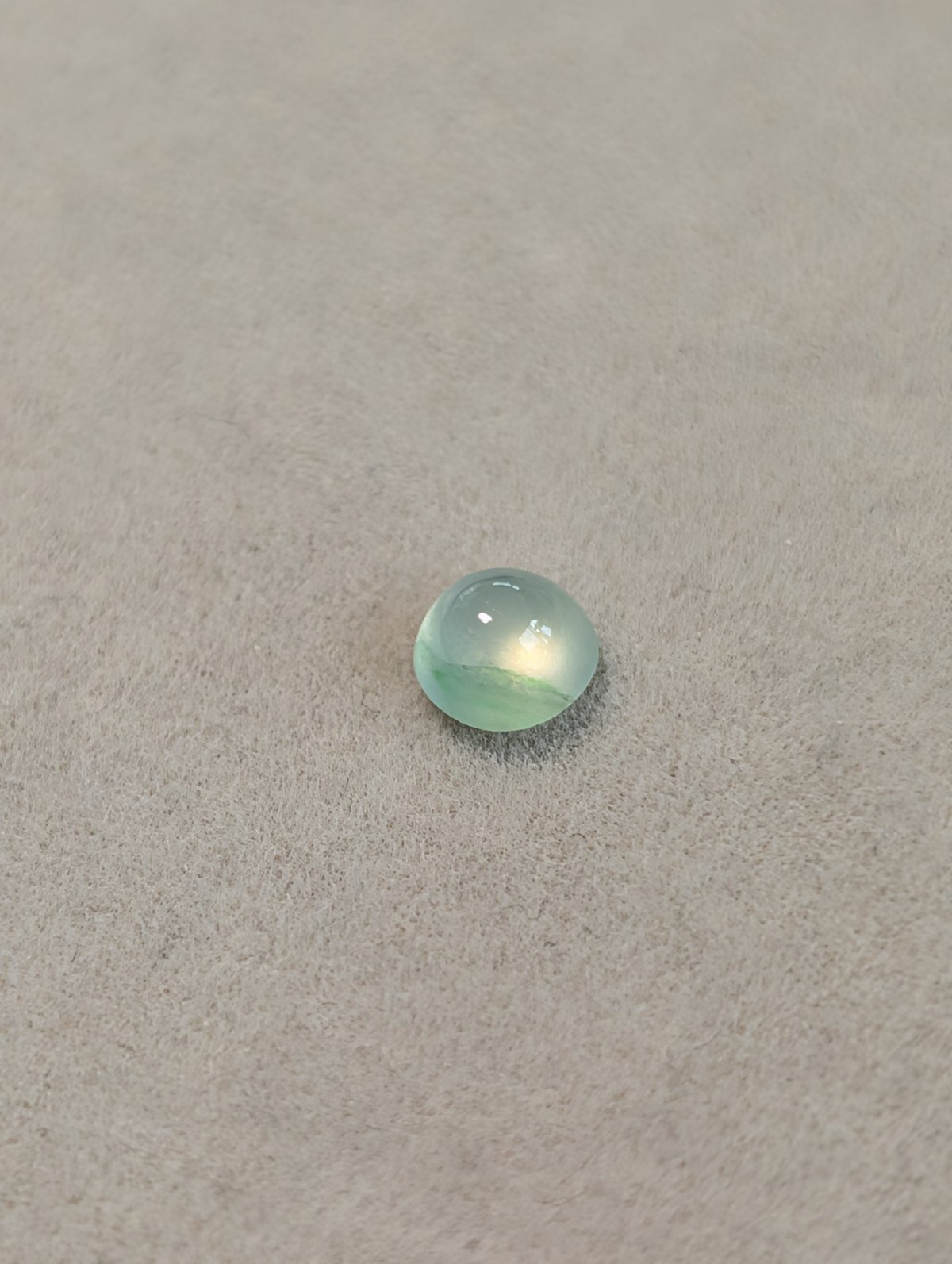 淡い緑の翡翠 0.463ct 4.52mm ラウンド カボション ルース ミャンマー
