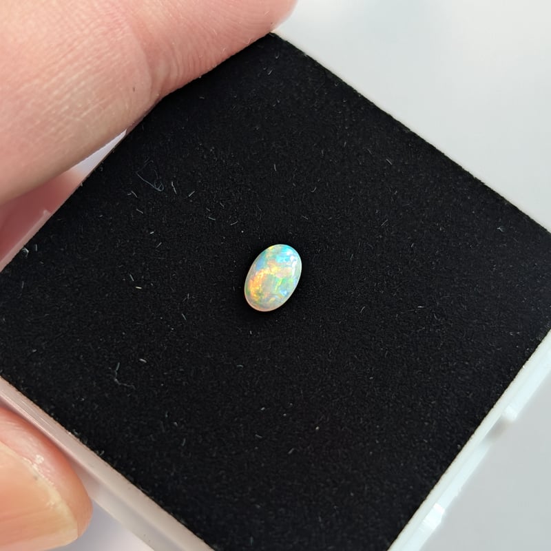 オーストラリア産 オパール 0.17ct 5.69×3.74mm オーバルカボション