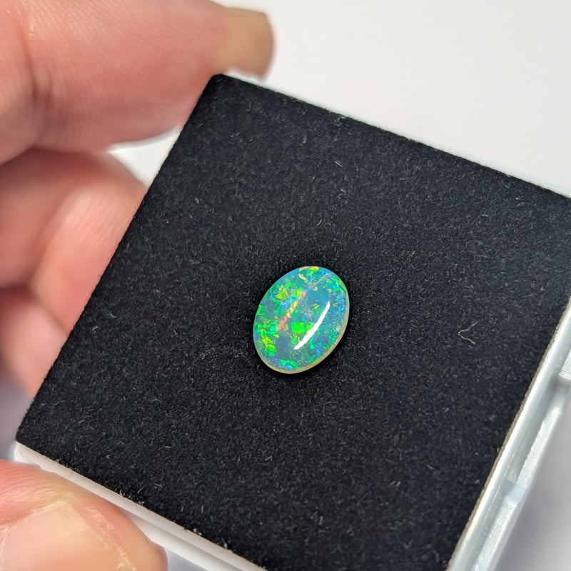 オーストラリア産 オパール 0.78ct 8.93×7.04mm オーバルカボション