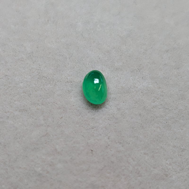 ミャンマー産 翡翠 0.324ct 5.2×3.5mm オーバル カボションカット