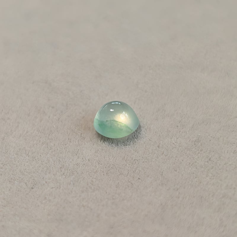 淡い緑の翡翠 0.463ct 4.52mm ラウンド カボション ルース ミャンマー