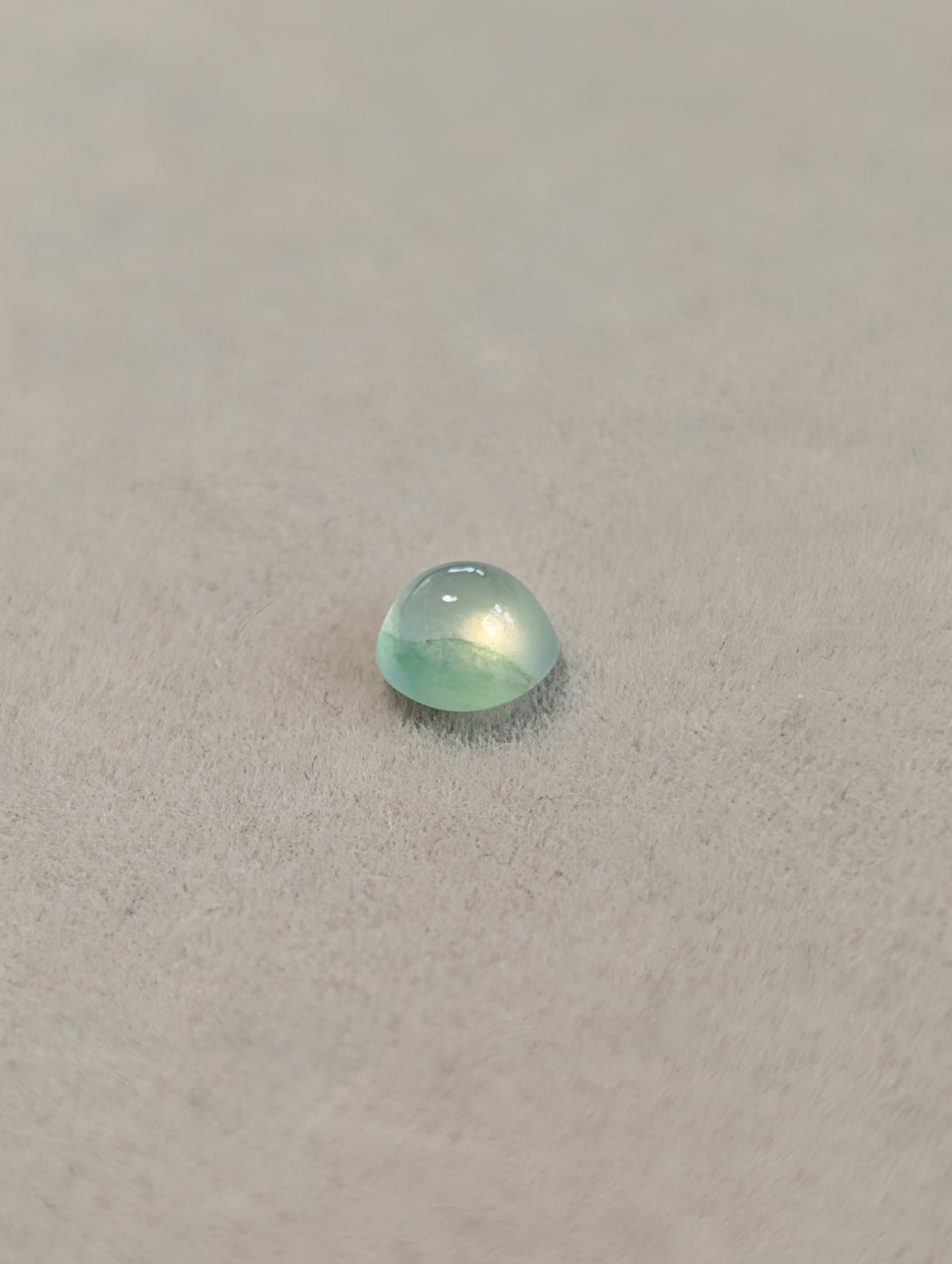 淡い緑の翡翠 0.463ct 4.52mm ラウンド カボション ルース ミャンマー