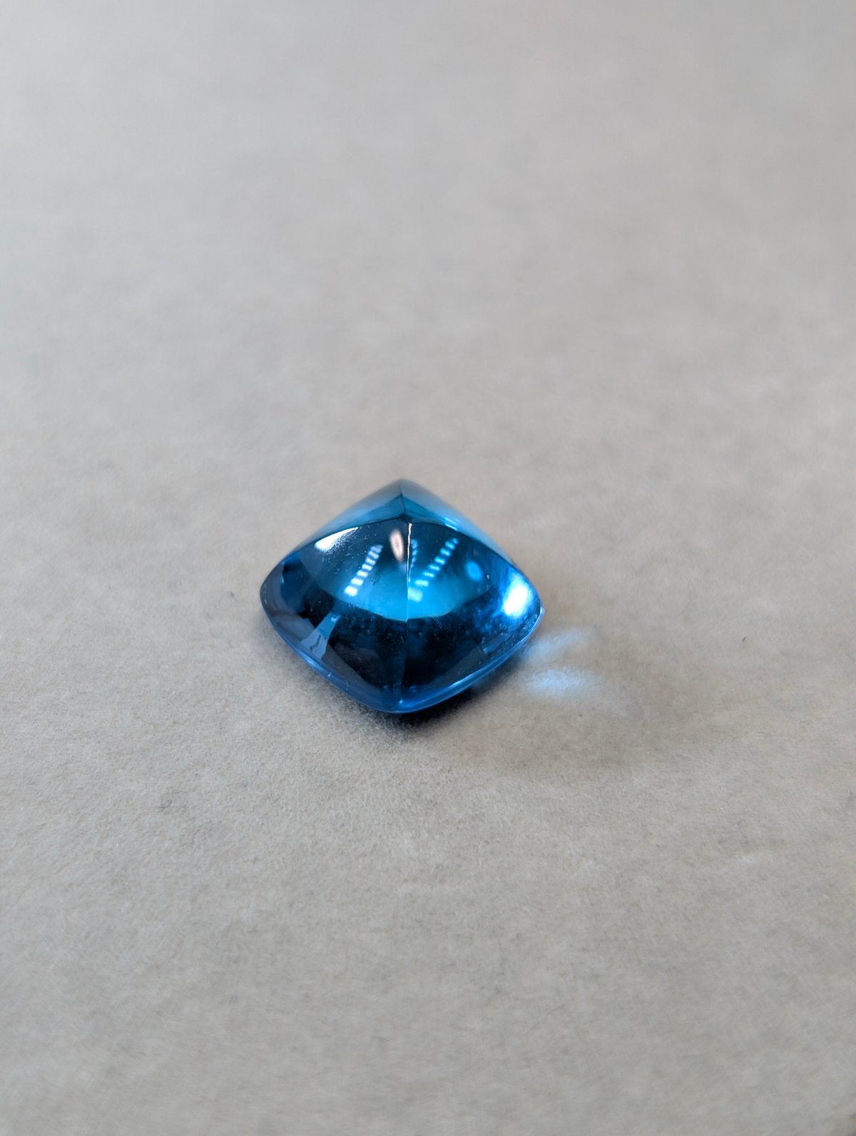 スイスブルートパーズ 13.25ct 12.97mm シュガーローフカット