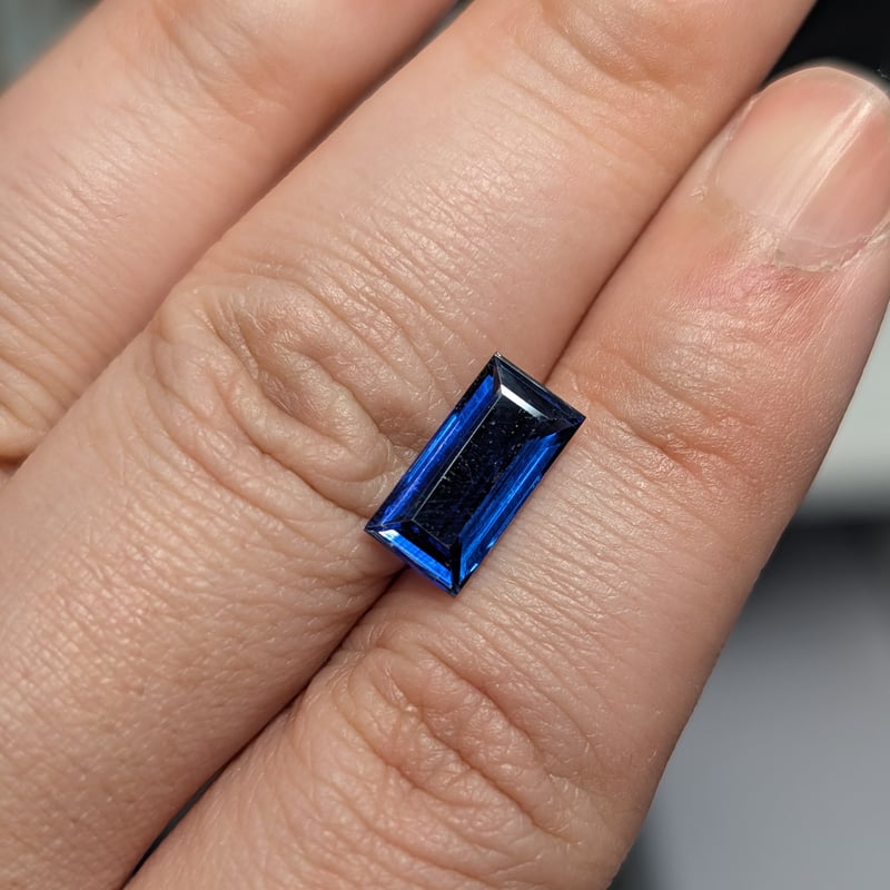 カイヤナイト （ロイヤルブルーカラー）3.14ct 11.98×6.04mm バゲット