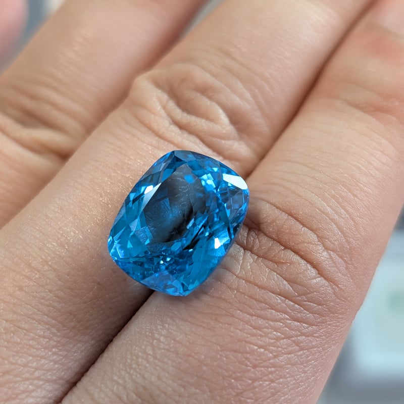 スイスブルートパーズ 17.07ct 15.57×12.83mm クッションカット ルース