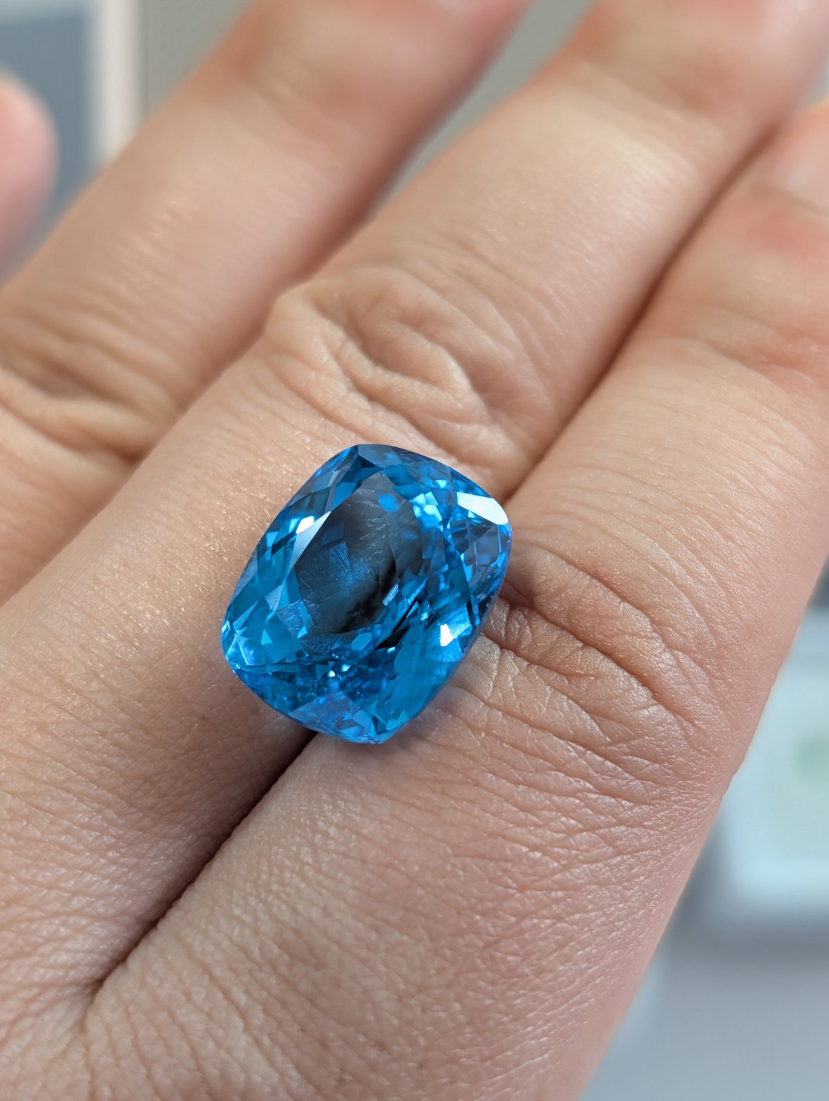 スイスブルートパーズ 17.07ct 15.57×12.83mm クッションカット ルース 