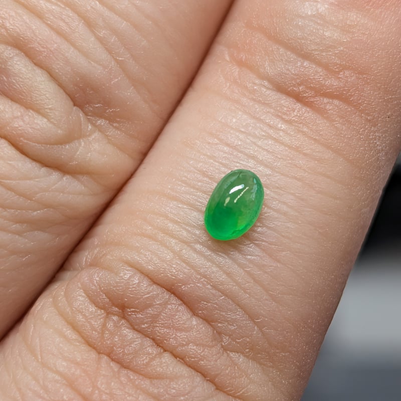 ミャンマー産 翡翠 0.324ct 5.2×3.5mm オーバル カボションカット