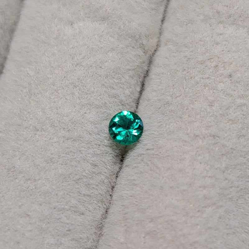 濃い色 エメラルド 0.12ct 3.34mm ラウンドカットルース | 鈴木屋byJOA